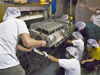 安装LHCb精密的硅探测器VELO